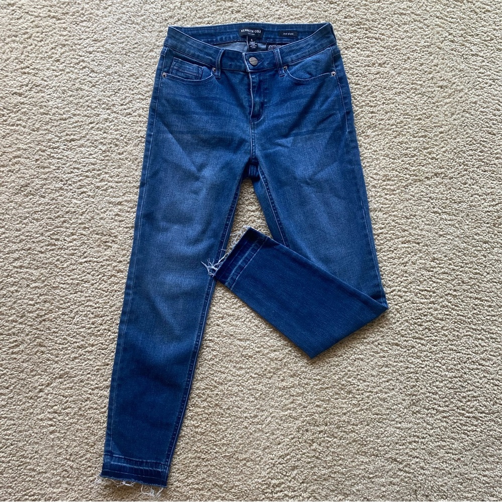 Mid-rise trendy denim jeans with frayed hem